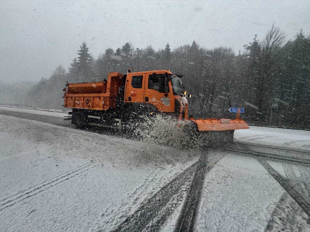 Beklenen kar yağışı başladı, trafik aksıyor 7